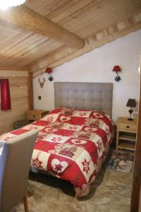 阿雷什Le Refuge des Marmottes的一间卧室配有一张带红色毯子的床