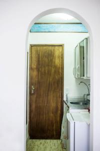 里约热内卢Hostel Casa do Mar的一间带木门和水槽的浴室