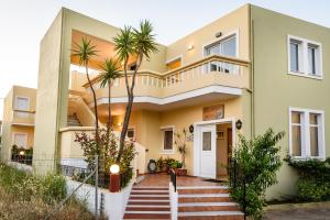 科林瓦里奥伊利诺兰梦想酒店的前面有棕榈树的房子