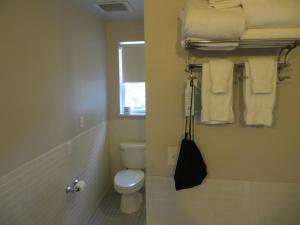 奥兰多The EO Inn - Downtown Orlando的一间带卫生间、窗户和毛巾的浴室