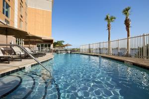 迈阿密迈阿密机场坎布里亚酒店 - 蓝色泻湖的棕榈树酒店的一个游泳池