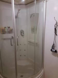 耶姆赛Koskentien kotimajoitus的浴室里设有玻璃门淋浴