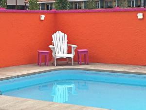 基洛纳基洛纳捷艾克森特汽车旅馆的游泳池旁的一把椅子