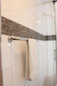 Bischofszell三同盟旅馆的带淋浴和白色毛巾的浴室
