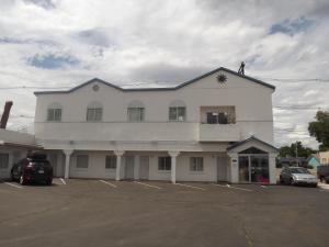 卡农城Colorado Inn Motel的站在白色建筑顶端的人