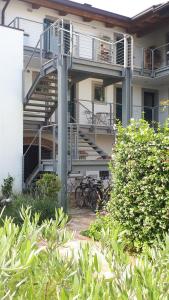 弗留利地区奇维达莱Casa Galante的一座建筑前面设有楼梯和自行车