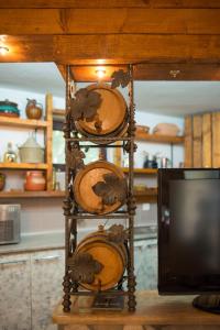 蒂瓦特Apartmani Krgušić的厨房里设有1个带锅子和电视的架子