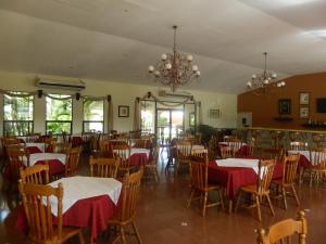 科马亚瓜Hotel Santa Maria de Comayagua的一间带桌椅和吊灯的用餐室