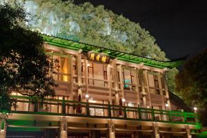 桂林桂林月牙楼伴山度假酒店的一座在晚上有灯的大建筑