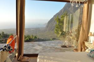 弗龙特拉El Laurel的客房设有山景大窗户。