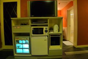 厚木高尔夫III厚木酒店（仅限成人） 的一个带电视和电器的娱乐中心