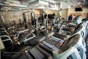 象岛白沙公主酒店的健身房,配有一系列跑步机