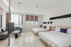 Huxi艾美民宿 的酒店客房,设有两张床和一张沙发