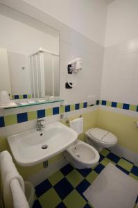 滨海库普拉Hotel Ideal的一间带水槽、卫生间和镜子的浴室