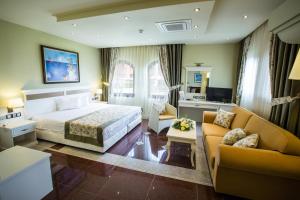 Helena VIP Villas and Suites - Half Board的休息区