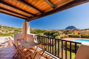 波尔图圣保罗La terrazza su Tavolara的从别墅的阳台上可欣赏到风景。