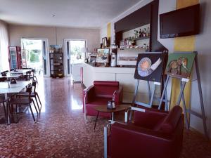 西尔米奥奈米拉贝洛酒店的一间带红色椅子的客厅和一间餐厅