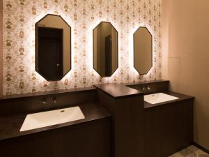 大阪S.Training Center Hotel Osaka的浴室设有2个水槽和2面镜子