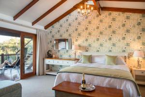 The Fernery Lodge & Spa客房内的一张或多张床位