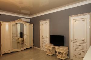 苏呼米Guest House Esma的一间设有镜子和电视的房间