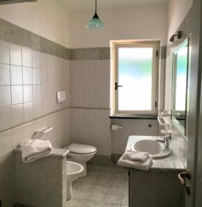 马拉泰亚Villarosamaratea的一间带水槽和卫生间的浴室以及窗户。