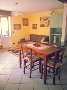 巴切诺Casa Il Glicine的客厅配有木桌和椅子