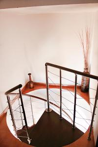 胡斯卡尔夫恩特卡莱拉乡村度假屋的螺旋楼梯,在房间里装有金属栏杆