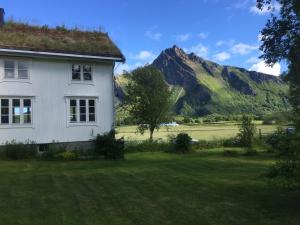 SteigenSteigen Lodge Villa Vaag的一座白房子,后面有山