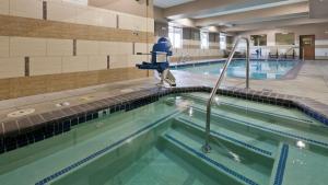 WashougalBest Western Plus Port of Camas-Washougal Convention Center的游泳池旁有人