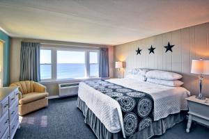 约克海滩Cutty Sark Motel的一间卧室设有一张大床和一个窗户。