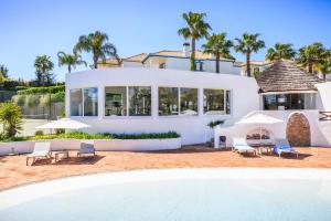 金塔湖恩卡斯达多拉度假村俱乐部的一座带游泳池和房子的别墅