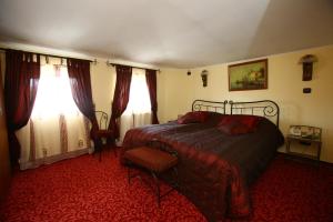 康斯坦察Voila Inn的一间卧室设有一张床和两个窗户。