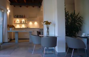Pellio SuperioreCorte di Pellio的一间带桌椅和柜台的用餐室