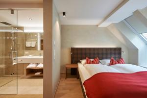 施图本阿尔贝格爱普帕斯特酒店的一间带大床的卧室和一间浴室