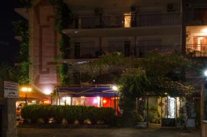 普里莫尔斯科Kalypso Hotel的享有带灯的建筑的夜景