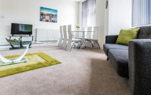 史云顿Comfortable Swindon Town Centre Apartments, FREE Parking, sleeps up to 8的客厅配有沙发和桌子