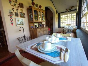 库尼亚Fazenda Alvorada的一间用餐室,配有餐桌和餐具