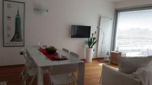 利多迪耶索罗Apartment Mare e Laguna的客厅配有白色的桌子和椅子