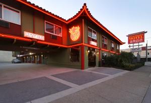 洛杉矶Royal Pagoda Motel Dodger Stadium的建筑一侧有标志的酒店