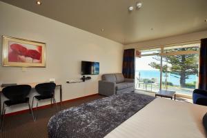 凯库拉怀特摩尔福 - 遗产精选酒店的酒店客房设有一张床,享有海景。