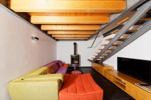 维塞乌Antiga Casa da Burra的带沙发和平面电视的客厅