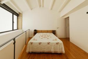 维塞乌Antiga Casa da Burra的一间带床的卧室,位于带窗户的房间内