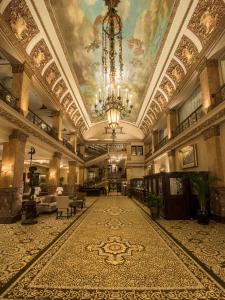 密尔沃基菲斯特酒店的大型大堂设有吊灯和天花板
