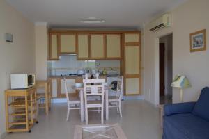 阿尔沃尔Vila Marachique的厨房以及带桌椅的起居室。