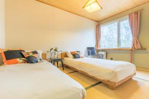 Freeride Backpackers Lodge Niseko客房内的一张或多张床位