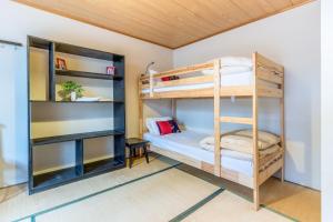 二世古Freeride Backpackers Lodge Niseko的双层床间 - 带两张双层床