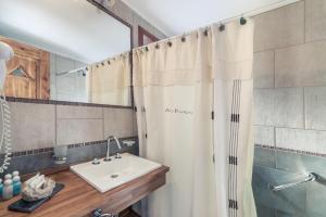 安图库岩酒店的一间浴室