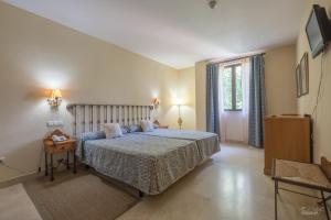 拉阿贝尔卡拉斯巴杜厄卡斯酒店的一间卧室设有一张大床和一个窗户。