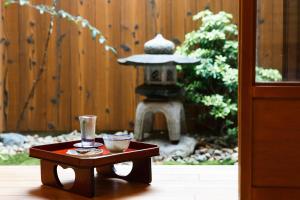 京都清水寺旅馆的一张小桌子,上面放着饮料和蜡烛