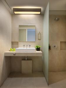 库塔格兰德玛斯普拉斯机场酒店的一间带水槽和镜子的浴室